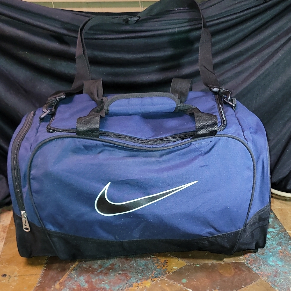 Nike. 2010. Duffel Bag W/ Shoulder Strap. 8.5/10 Condition.